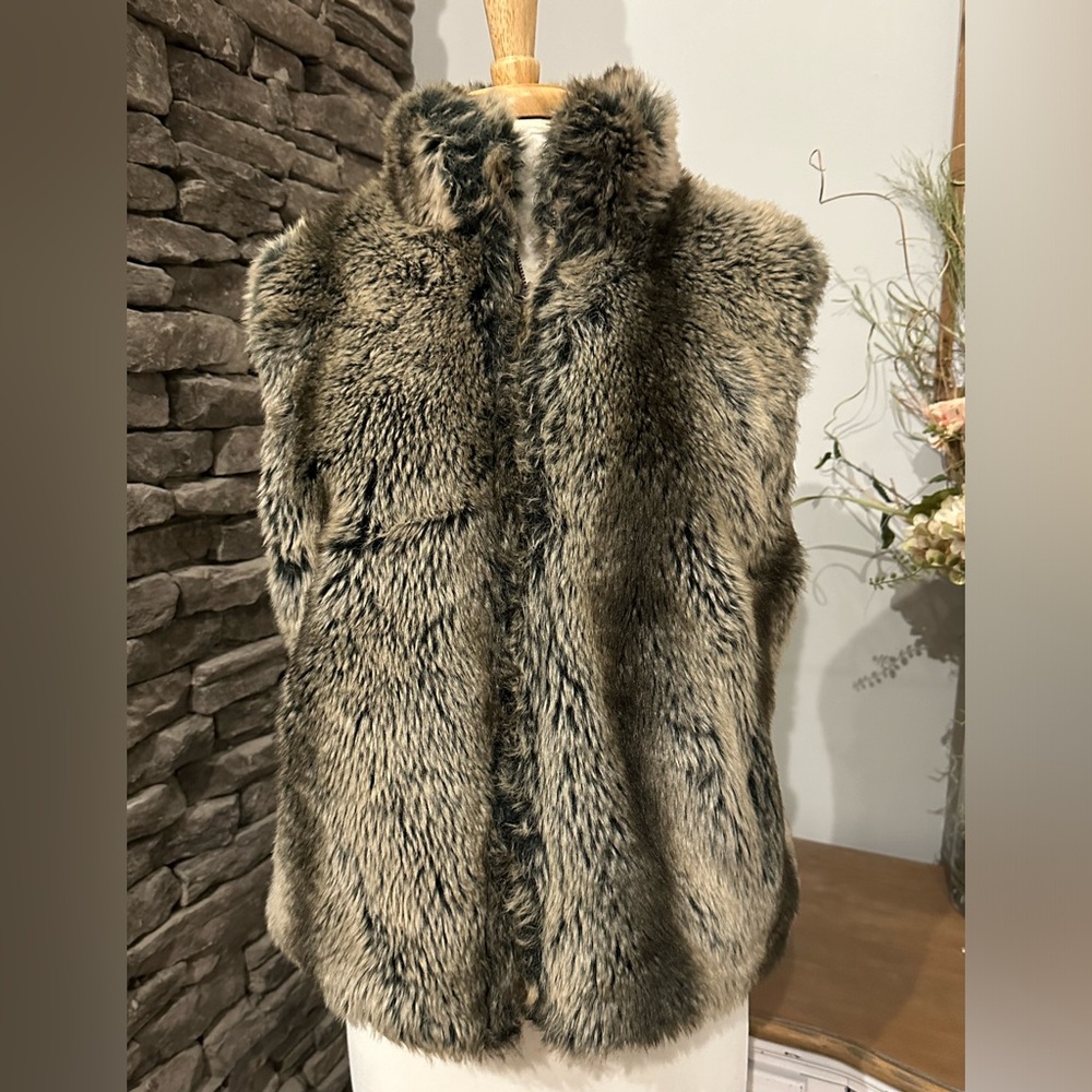 Blassport Faux Fur ladies full zip vest with pockets. Size Medium